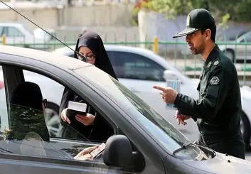 وقتی خانم مجری چادری هم پیامک کشف حجاب می‌گیرد