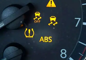 در صورت روشن شدن چراغ ABS ماشین چکار کنیم؟