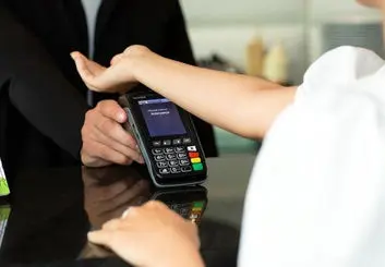 ساخت یک ایمپلنت زیر پوست به جای کارت بانکی