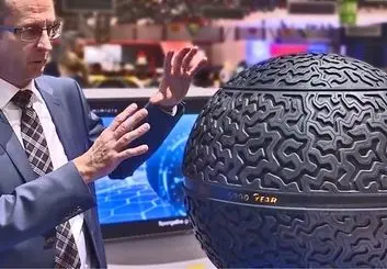 فیلم خودروی شیائومی با قابلیت پارک از کنار | مزایای تایرهای کروی در خودروها