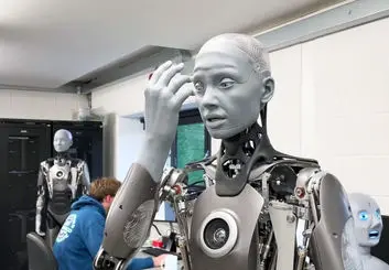 واکنش عجیب ربات انسان نمای Ameca با دیدن خودش در آئینه