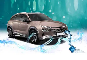 ۶ ماشین پلیس در کرج با آب کار می‌کنند