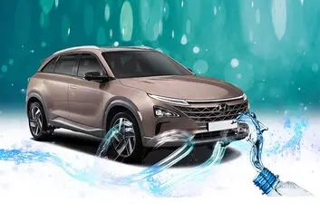 ۶ ماشین پلیس در کرج با آب کار می‌کنند