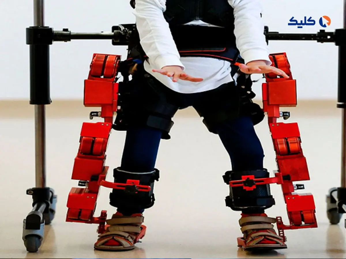 کودک مبتلا به فلج مغزی توانست نخستین گام‌های خود را با کمک یک اسکلت رباتیک بردارد