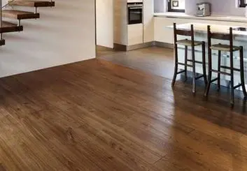 تغییر دکوراسیون داخلی جذاب با دیوار پوش و پارکت لمینت