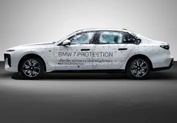 ب‌ام‌و از نسخه ضدگلوله سری 7 و i7 برقی رونمایی کرد؛ دژی مستحکم روی چهار چرخ