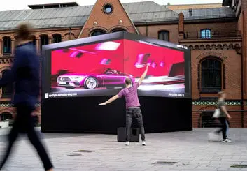 ابداع بیلبورد سه‌بعدی و تعاملی AMG مرسدس بنز برای تبلیغات