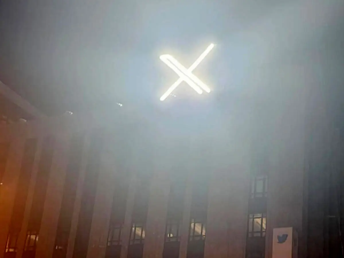 نور شدید لوگوی X در ساختمان توییتر صدای همسایگان این شرکت را درآورد!