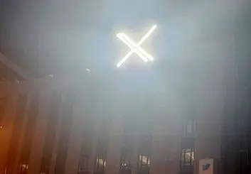 نور شدید لوگوی X در ساختمان توییتر صدای همسایگان این شرکت را درآورد!