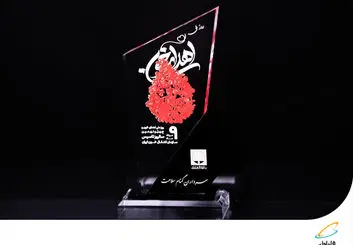 تندیس سفیر اهدای خون ایران به مدیرعامل همراه اول اهدا شد