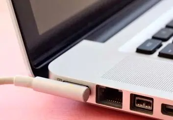 استفاده از شارژر یا کابل مبدل نامناسب در لپ‌تاپ‌ها می‌تواند منجر به افت سرعت عملکرد دستگاه شود!