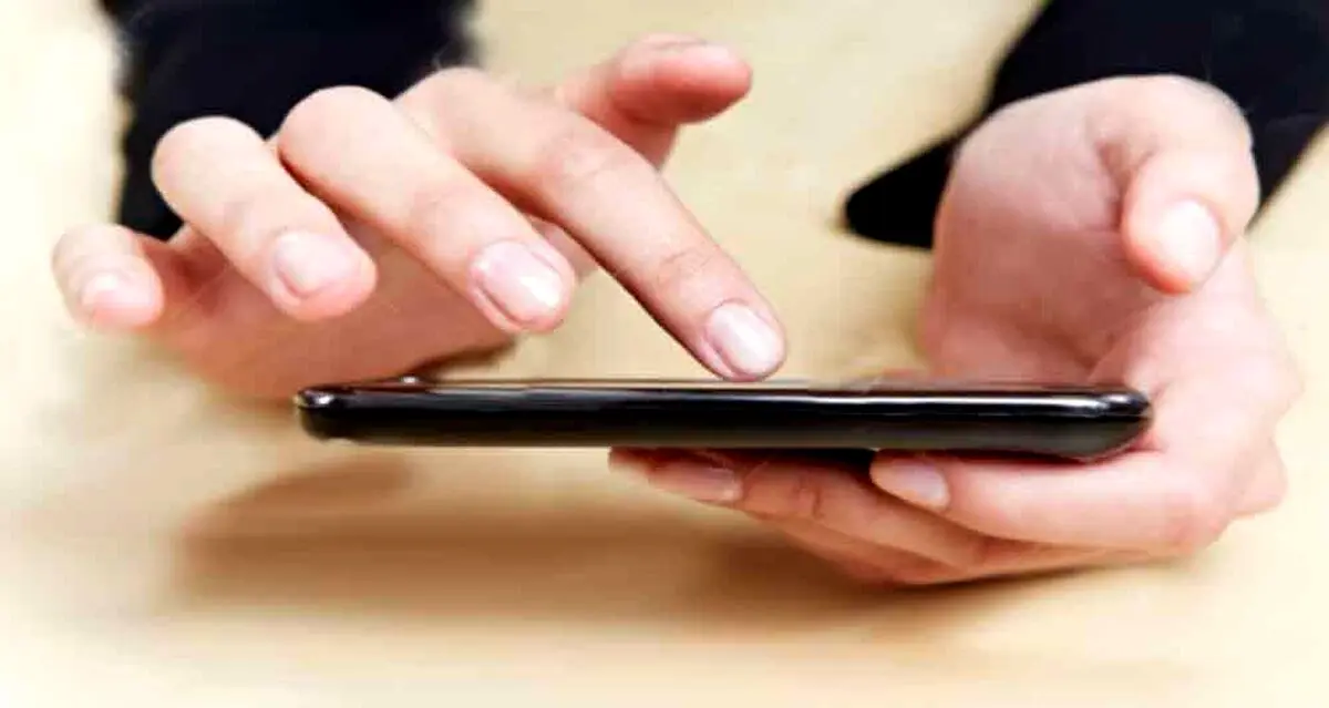 یک پسر چینی انگشت خود را فدای بازی کردن با گوشی کرد