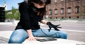 این دستکش حرکت دستان شما را به موسیقی تبدیل می کند