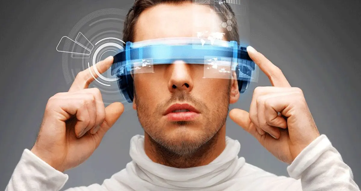 بینایی مرد نابینا پس از ۲۰ سال به کمک عینک هوشمند