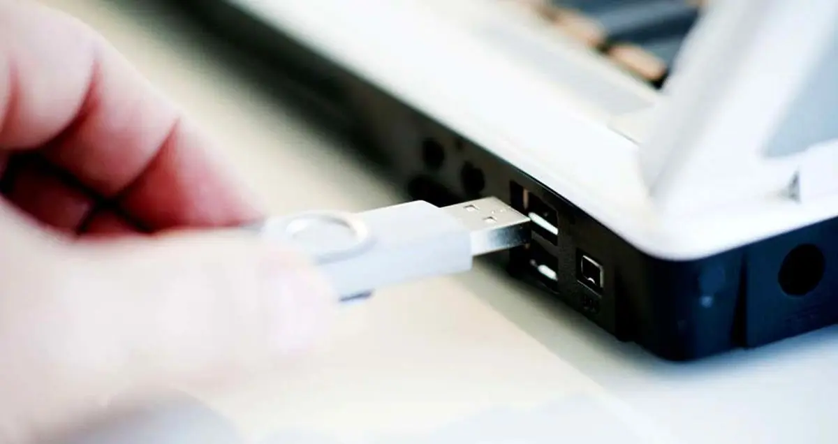 فوت نوجوان ۱۸ ساله چینی در حین جداسازی سوکت شارژر گوشی از کامپیوتر!