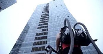 صعود به بالای یک برج اداری با استفاده از ال‌جی CORDZERO