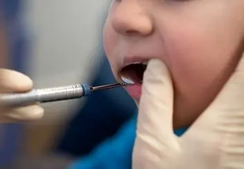 آیا با عصب کشی دندان شیری  عصب دندان دائمی جایگزین آسیب می بیند؟