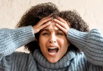 شنیدن دستور زبان اشتباه باعث ایجاد علائم فیزیکی اضطراب می‌شود