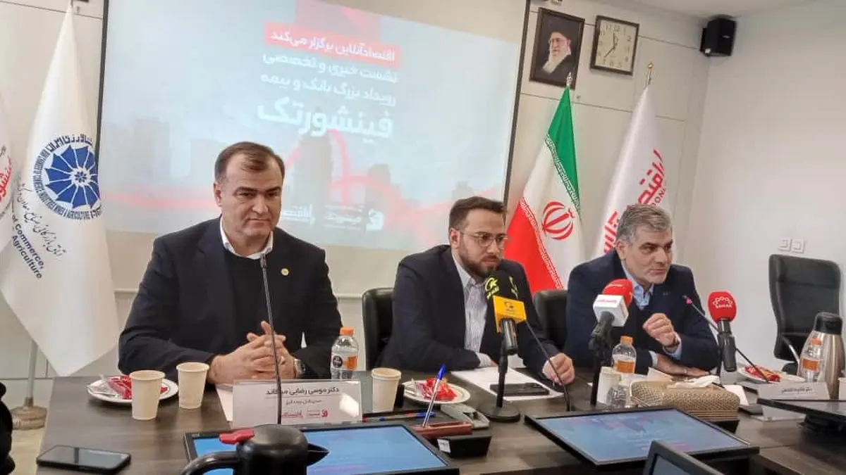 از استاندارهای مالی جهانی فاصله بسیار داریم