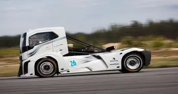 تماشا کنید؛ شکست رکورد سرعت پورشه توسط یک کامیون