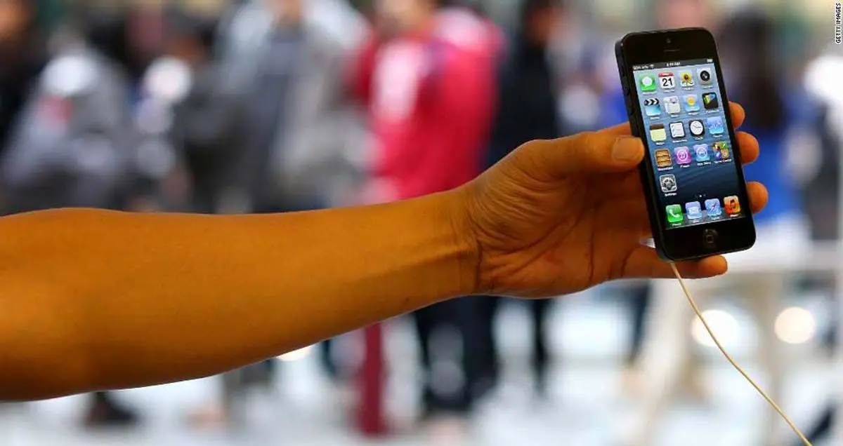 علت خطرناک بودن استفاده از گوشی حین شارژ