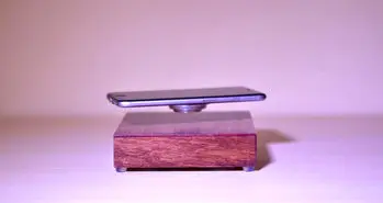 تماشا کنید؛ معلق شدن گوشی در هوا در حین شارژ