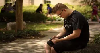 آیا تکنولوژی ما را به انزوا می‌کشاند یا به یکدیگر نزدیک‌تر می‌کند؟