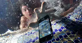 ۸ راه برای نجات گوشی در آب افتاده
