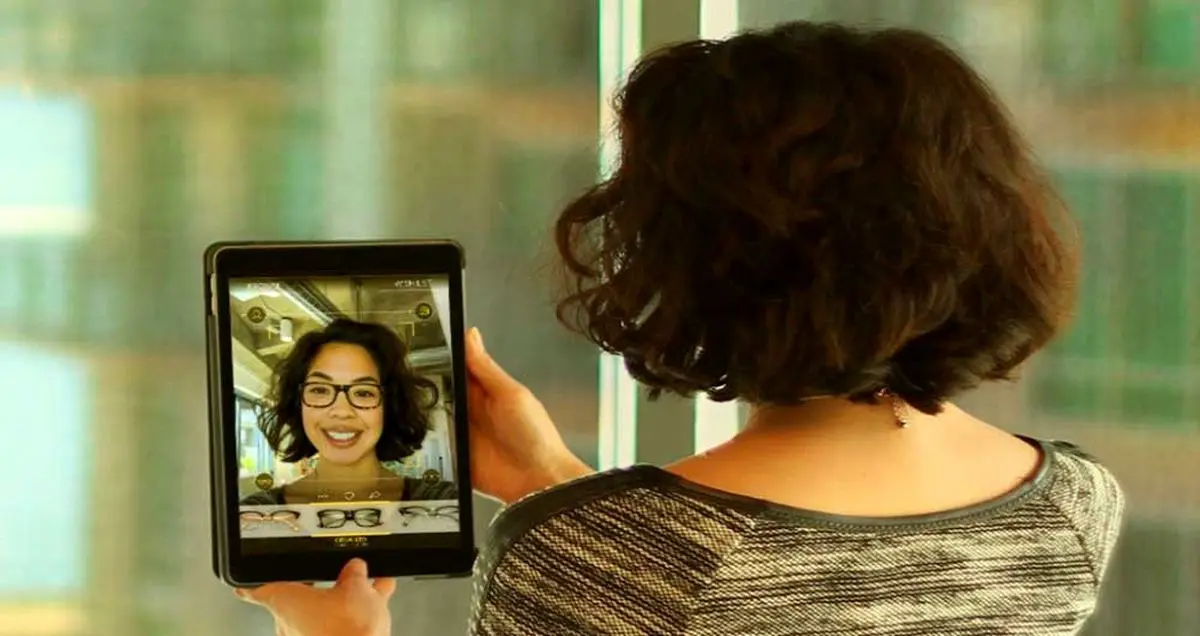 با این آینه هوشمند بهترین عینک را برای خود انتخاب کنید