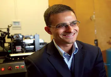 کوچکترین ترانزیستور جهان توسط علی جاوه ای در آمریکا ساخته شد