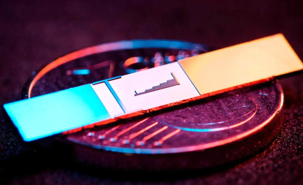 دانشمندان کوچک‌ترین شتاب‌دهنده ذرات جهان را در ابعاد یک سکه ساختند
