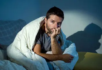 چرا خواب ناکافی می‌تواند احساس درد را در بدن ما تقویت کند؟