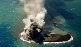 فوران آتشفشان زیرآبی، جزیره جدیدی را در سواحل ژاپن به‌وجود آورد