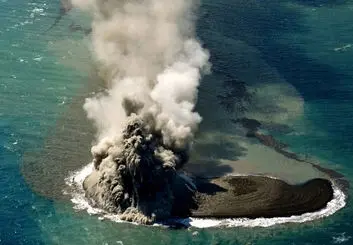 فوران آتشفشان زیرآبی، جزیره جدیدی را در سواحل ژاپن به‌وجود آورد