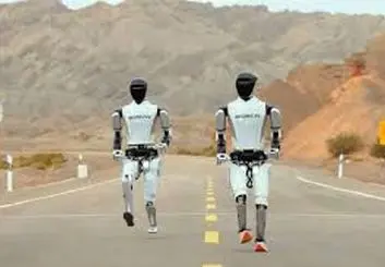 چین مسابقه دو بین انسان و ربات برگزار می‌کند